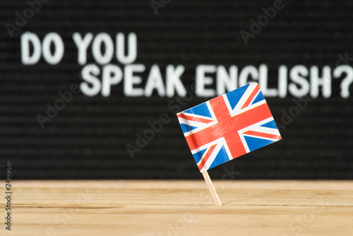 Flagge von Großbritannien und Frage Sprechen Sie Englisch
