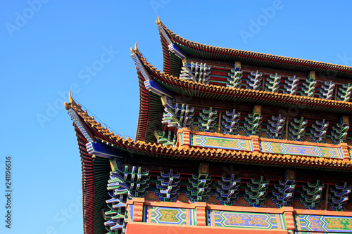 Structure of double-hipped roof building in a temple