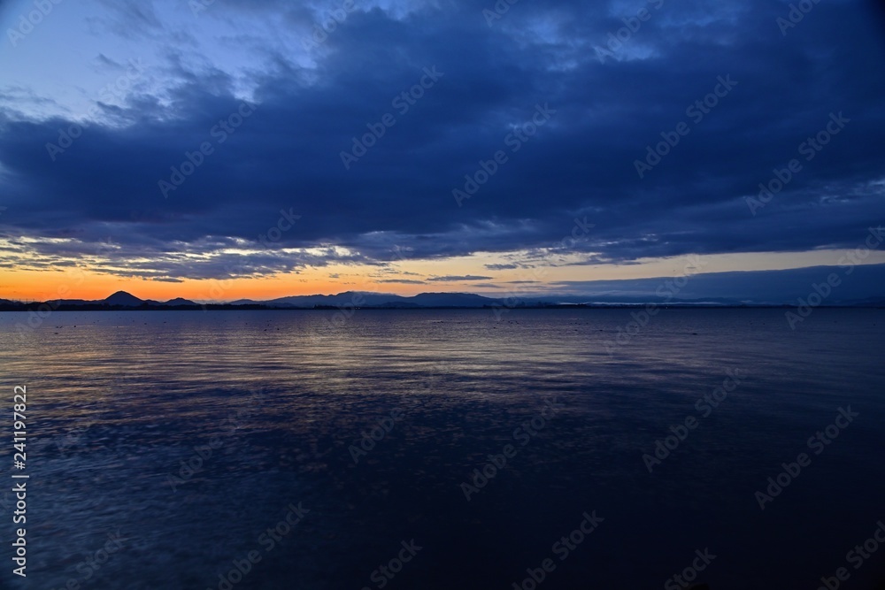 夜明け前の琵琶湖の情景