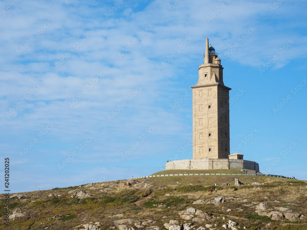 Torre de Hécules en La Coruña con cielo azul con nubes altas Torre de Hécules en La Coruña con cielo azul con nubes altas