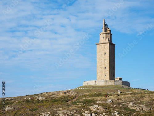 Torre de Hécules en La Coruña con cielo azul con nubes altas