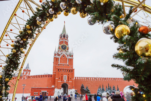 Fototapeta Naklejka Na Ścianę i Meble -  Moscow, Russia, New Year. Christmas. Spasskaya tower of the Kremlin. In the new year holidays decorated the Red square in Moscow.