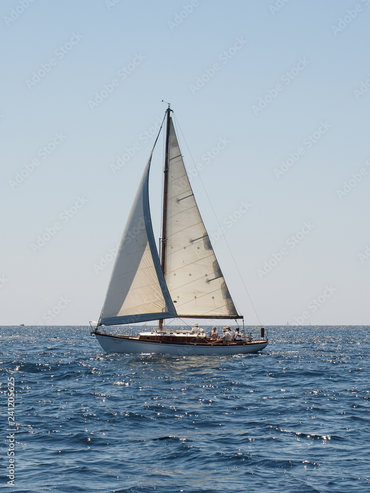 Velero clásico navegando en el mar Mediterráneo