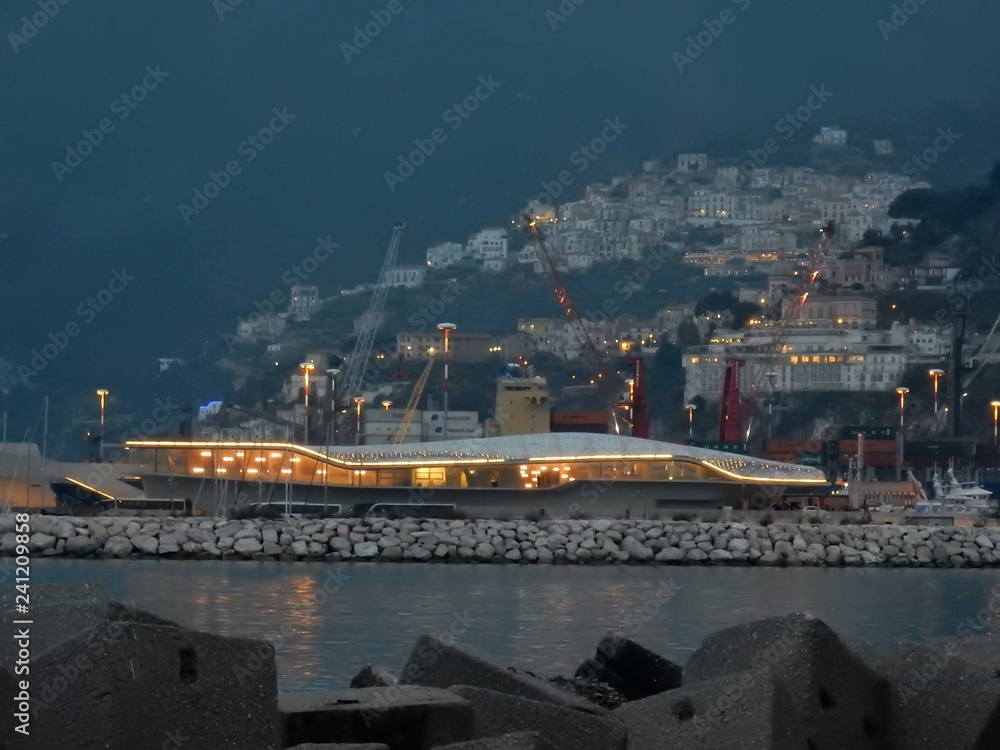 Scorcio del nuovo terminal del porto turistico illuminato