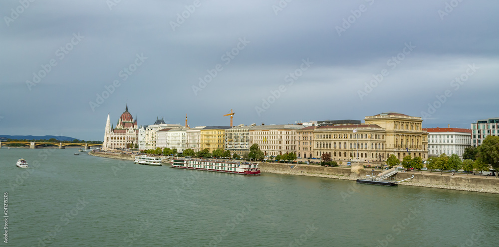 Obraz premium Panorama of the Danube river. View of Budapest. Old buildings of the Hungarian Parliament and medieval temples and buildings.