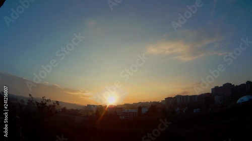 Time lapse del sorgere del sole sulla città di Benevento photo