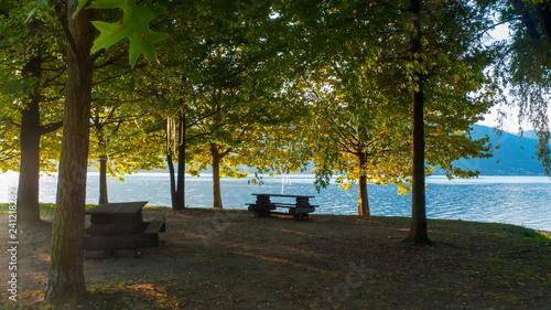 Morgenstimmung am Ufer von Dongo am Comer See, in prächtigen Farben