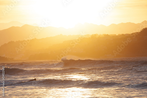 Surfista dentro del agua al atardecer en San Vicente de la Barquera Cantabr  a