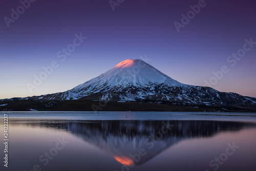 Atardecer en el volcán Parinacota, altiplano de Chile
