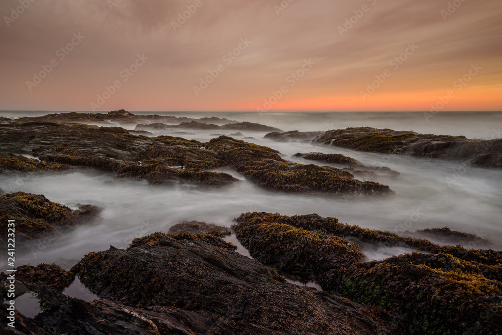 Fototapeta premium Amanecer en las rocas
