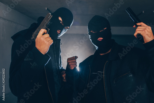 Canvastavla Violent robbers with masks doing crime