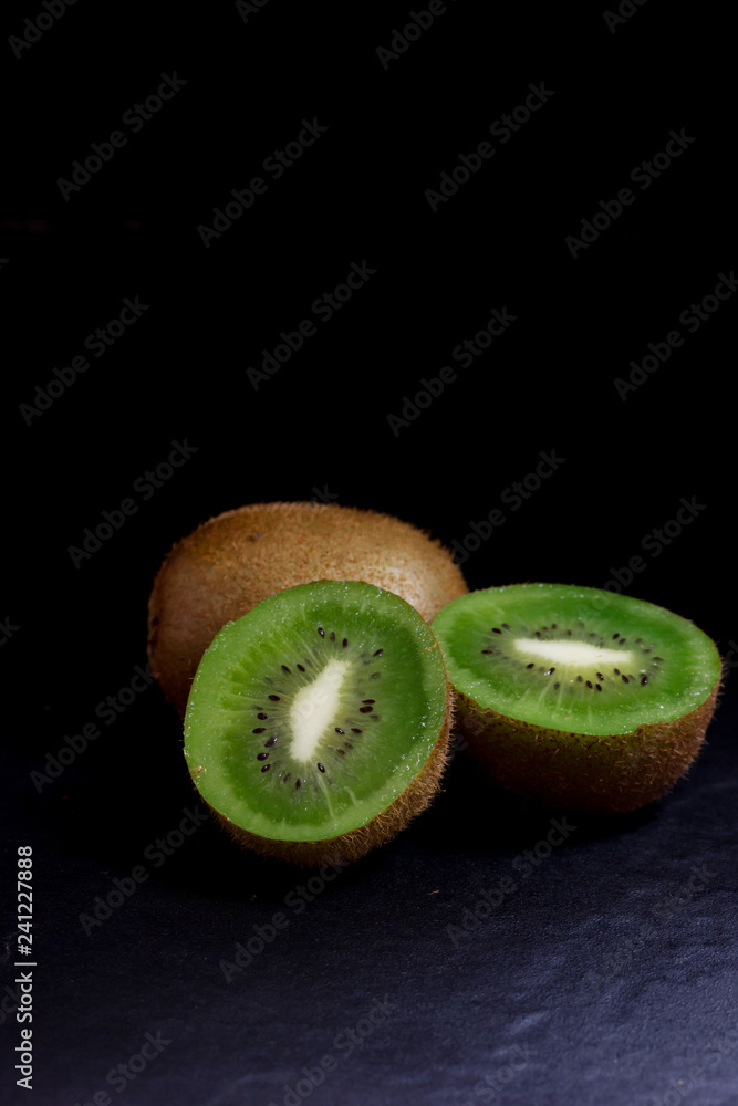 Obraz premium Ripe whole kiwi fruit and half kiwi 