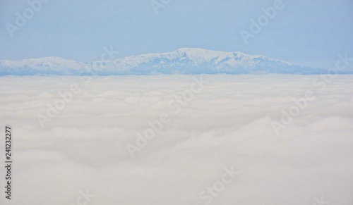 Mar de nubes desde una montaña nevada