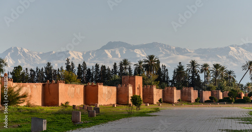 Maroc,Les remparts de Marrakech avec l'Atlas enneigé  photo