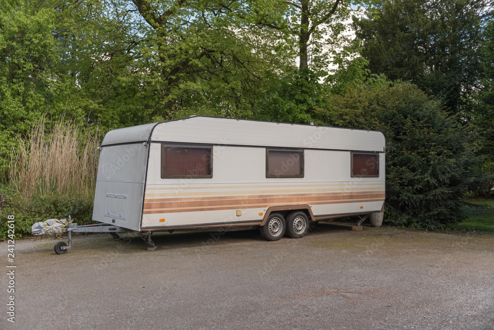 Wohnmobil geparkt auf dem Campingplatz Wohnmobil geparkt auf dem Campingplatz