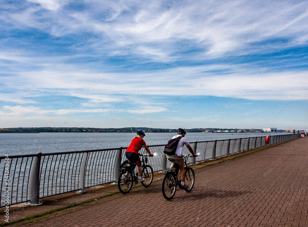 Obraz premium bike ride along riverfront