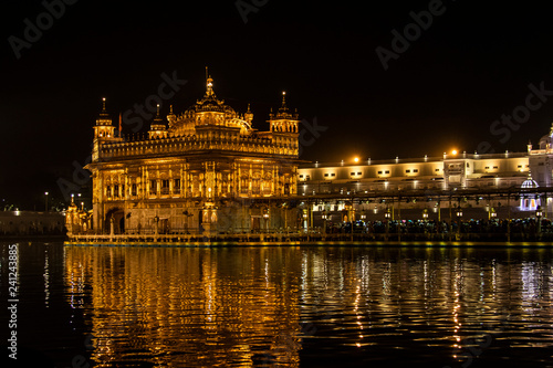 A view of the Golden temple decorated for diwali festival in Amritsar © Chaithanya