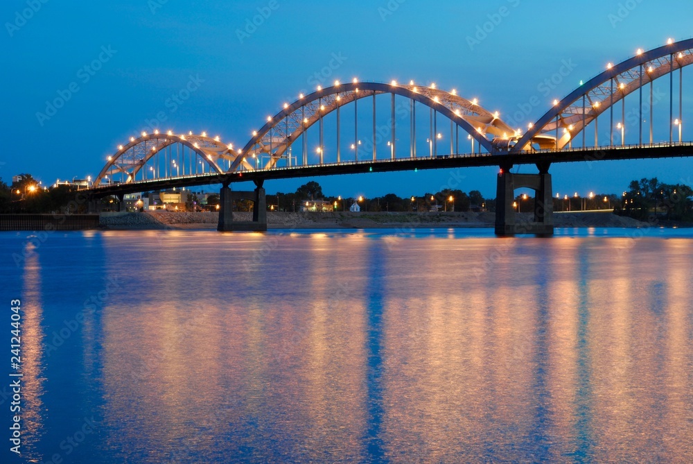 Naklejka premium Bridge at Dusk