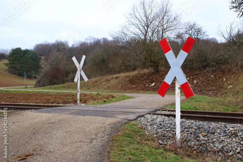 Andreaskreuz an einem unbeschrankten Bahnübergang der Strohgäubahn im Heckengäu bei Weissach
