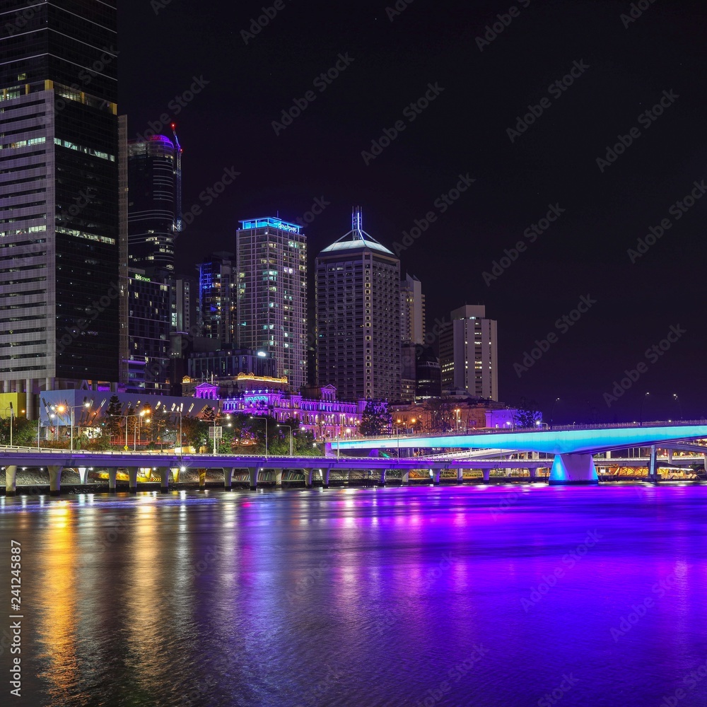 Fototapeta premium Brisbane City (Queensland, Australia) at night featuring purple light