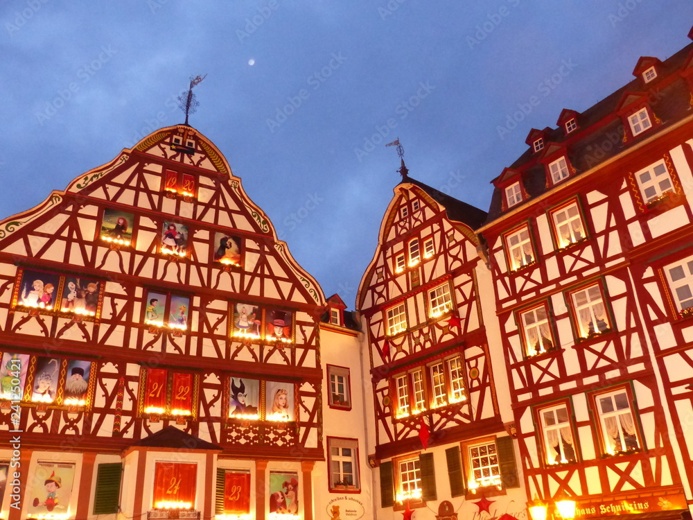 Häuser am Marktplatz von Bernkastel-Kues / Mosel im Weihnachtsglanz