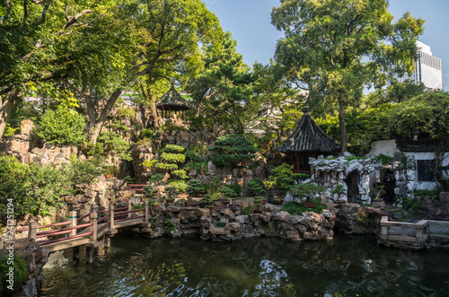 Fototapeta Naklejka Na Ścianę i Meble -  Reflecting pond in Yu or Yuyuan Garden in  the old city of Shanghai