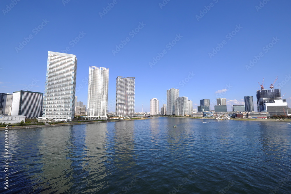 豊洲運河と高層ビル風景