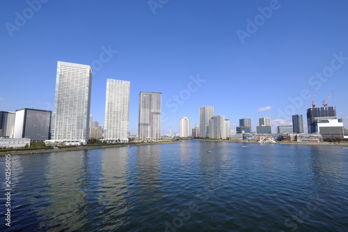 豊洲運河と高層ビル風景 © Zen