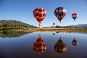 Acrylglasbilder Ballon Heißluftballons über sanften Hügellandschaften  © cherwoman730