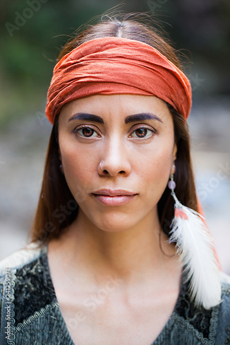 Fotografía wise, indigenous, beautiful woman with a bandana and a feather