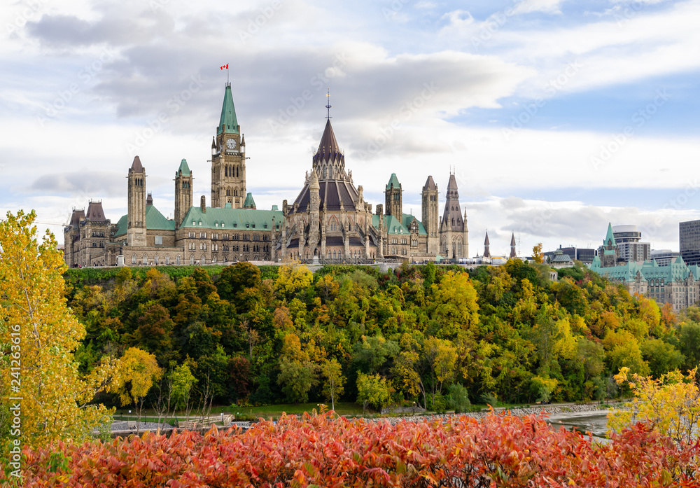 Naklejka premium Canadian Parliament Hill in autumn color, Ottawa, Canada