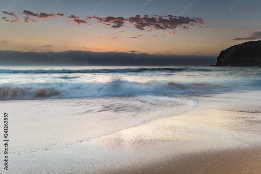 Obraz premium Sunrise Seascape the Beach and Low Cloud Bank