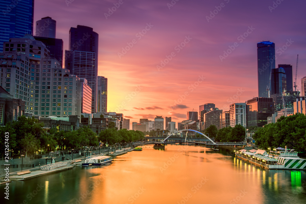 Fototapeta premium Beautiful sunset along the Yarra River in Melbourne city.