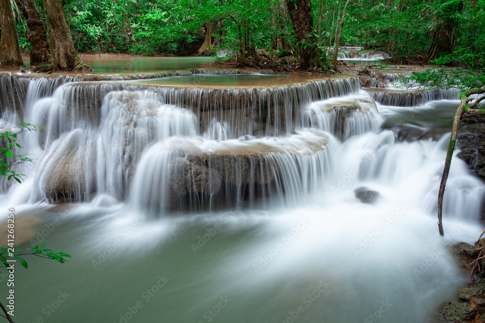 Obraz premium Waterfall in western forest of Thailand.