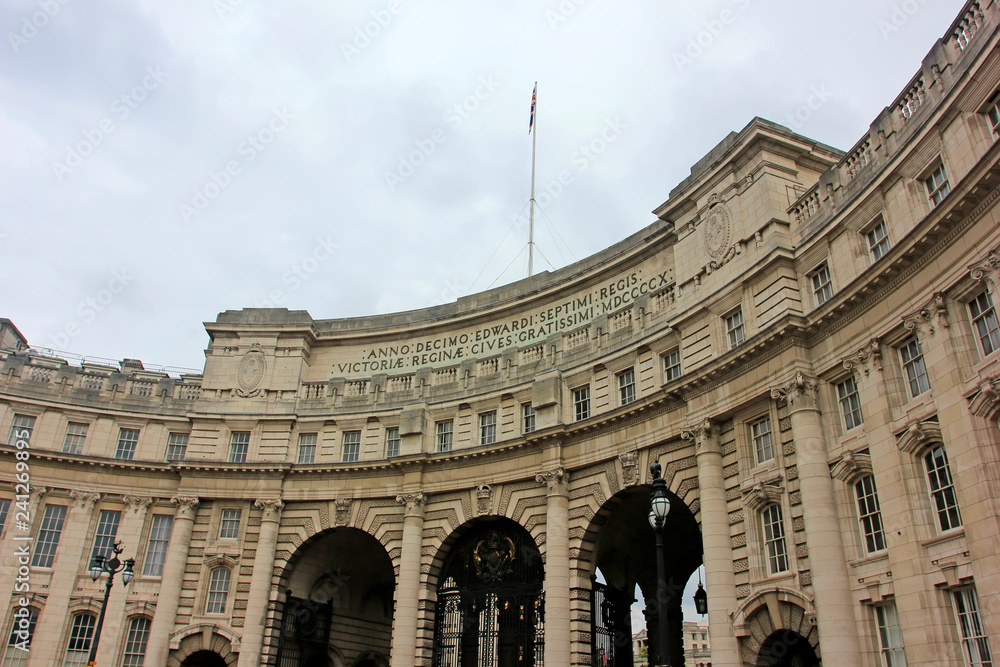 Obraz premium naval headquarters arch, London, UK