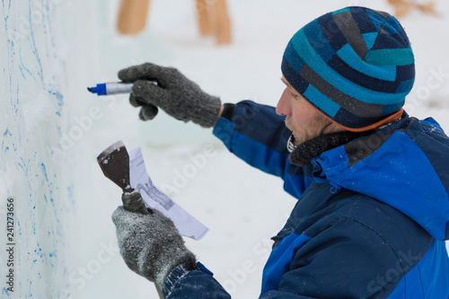 The artist draws on the ice block photo