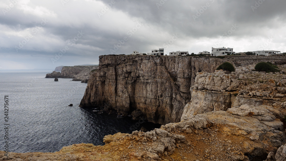 Acantilados de Cala Morell con nubes de tormenta - Menorca