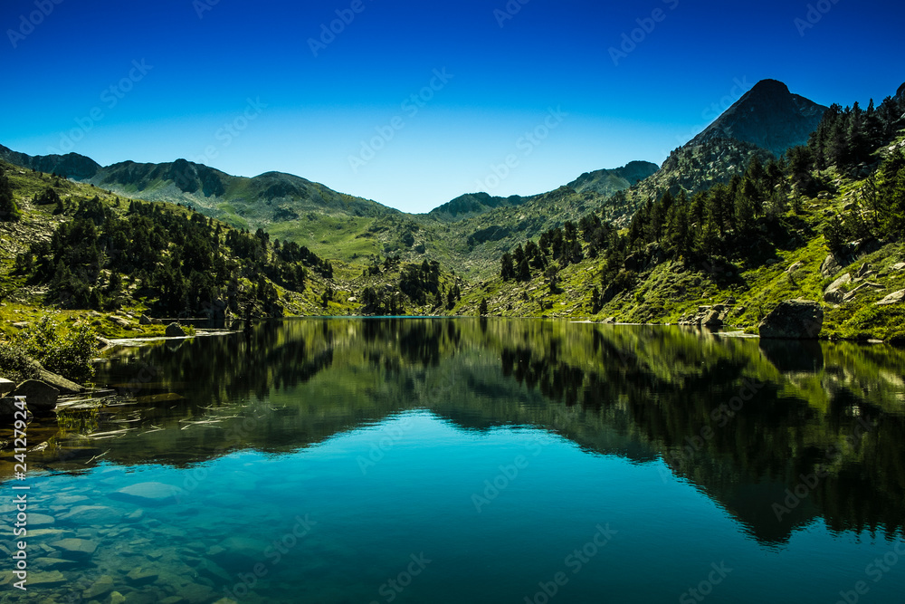 bonito lago y montañas