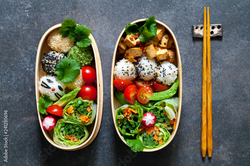 Φωτογραφία Colorful vegan bento lunch box with green vegetables and tofu