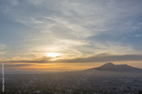 Overview of Naples and its Vesuvius while someone paragliders © Giovanni Nitti
