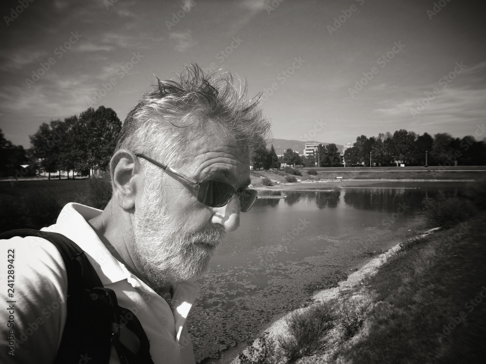 Fototapeta premium Mężczyzna odpoczywa nad brzegiem jeziora, tło, tekstura