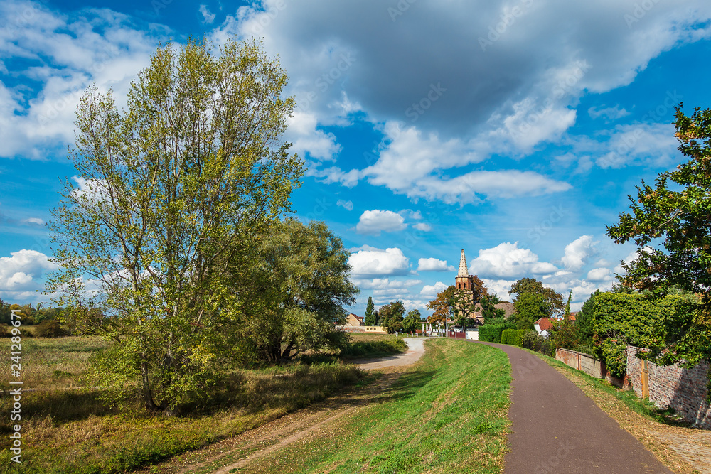 Deich mit Radweg an der Elbe in Magdeburg Deich mit Radweg an der Elbe in Magdeburg