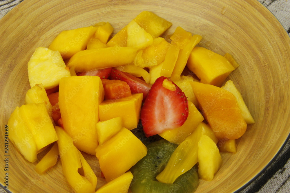 Salade de fruits, mangue, fraise , kiwi