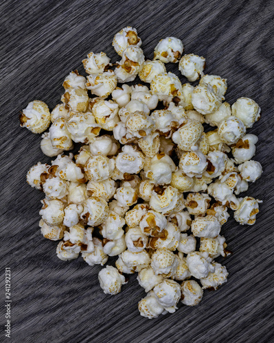 Popcorn auf einem Holztisch photo