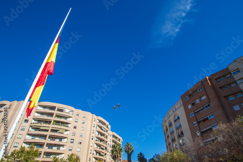 Aviones del ejercito sobrevolando las calles de la ciudad en honor a la bandera de España