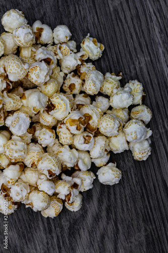 Popcorn auf einem Holztisch