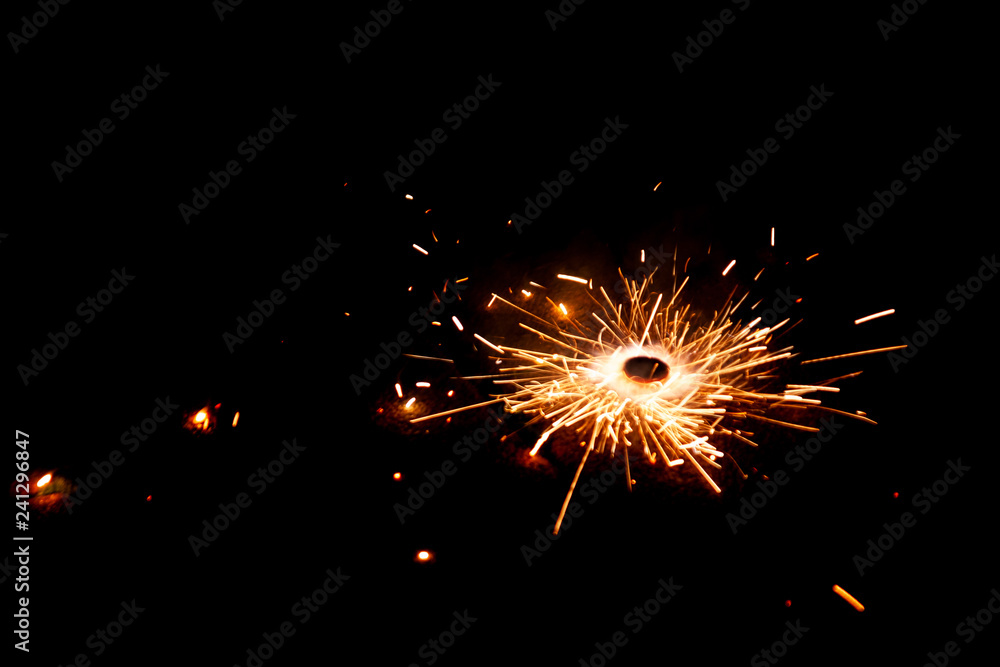 Obraz premium Funkensprühendes Feuerwerk läutet das neue Jahr effektvoll ein