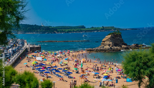 Santander / Hiszpania - 14 lipca 2018: Playa del Camello w Santander w słoneczny lipcowy dzień