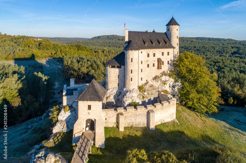 Obraz premium Średniowieczny zamek w Bobolicach, Polska, zbudowany w XIV wieku, odnowiony w XX wieku. Jedna z warowni zwanych Orlimi Gniazdami w Polskiej Jurajskiej Wyżynie na Śląsku. Widok z lotu ptaka w świetle wschodu słońca