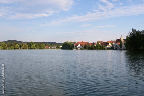 Bad Waldsee (Kreis Oberschwaben) am Stadtsee an einem Sommerabend